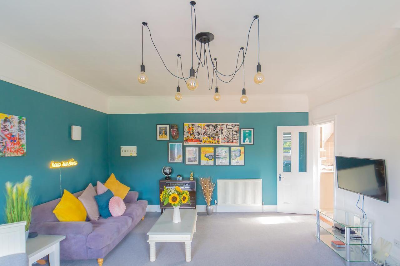 Spacious Split Level Flat In Great Location ポーツマス エクステリア 写真