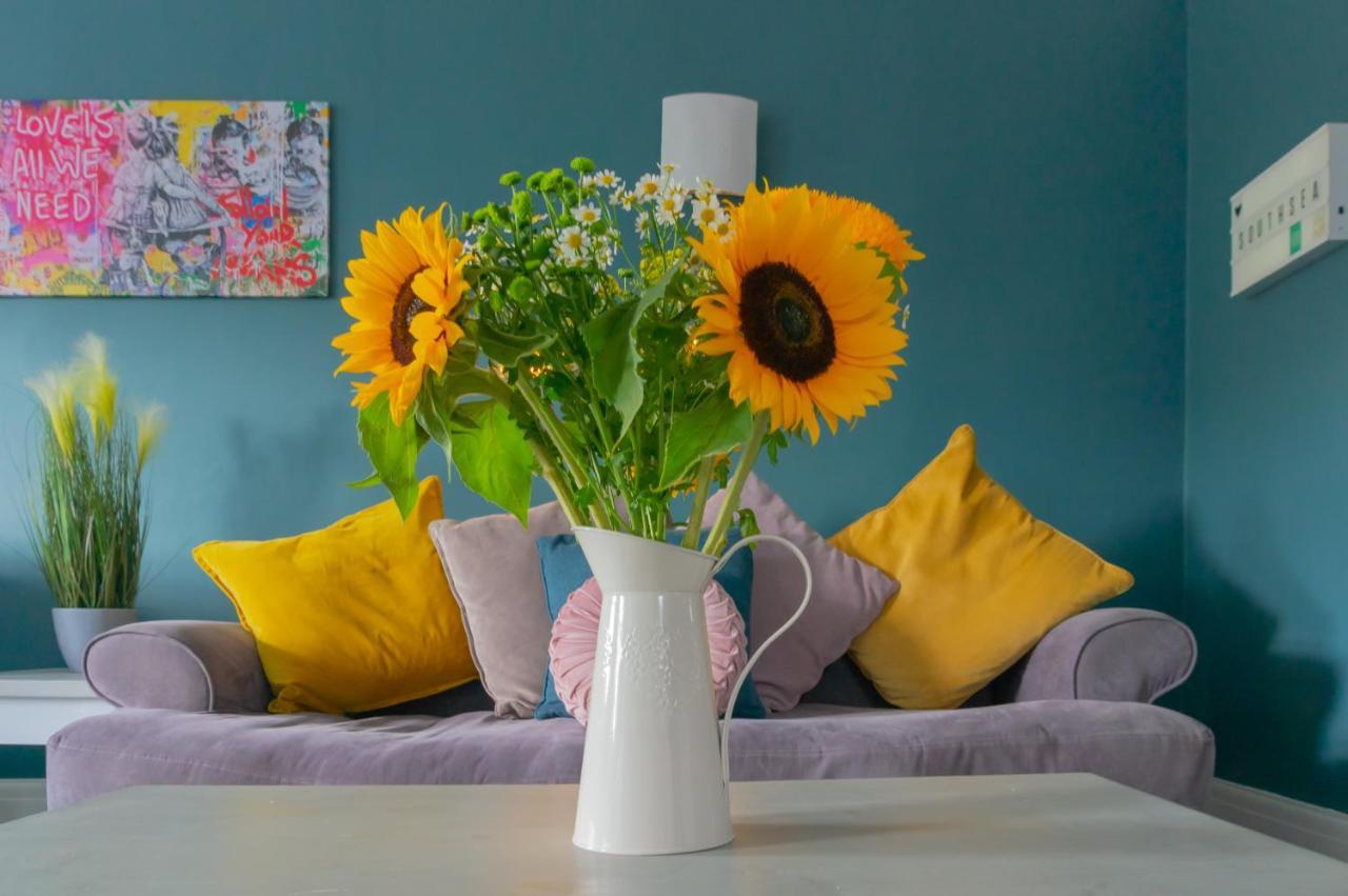 Spacious Split Level Flat In Great Location ポーツマス エクステリア 写真